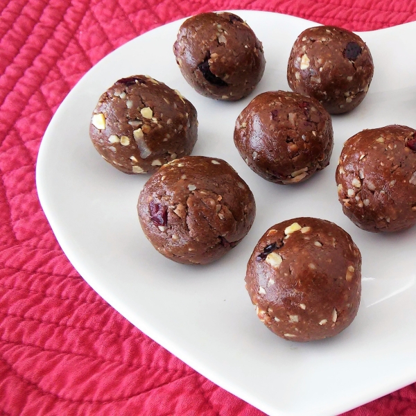 Almond Butter Oatmeal Energy Bites With Mix-Ins