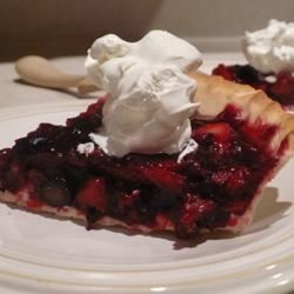 Maman's Fresh Strawberry Rhubarb Pie