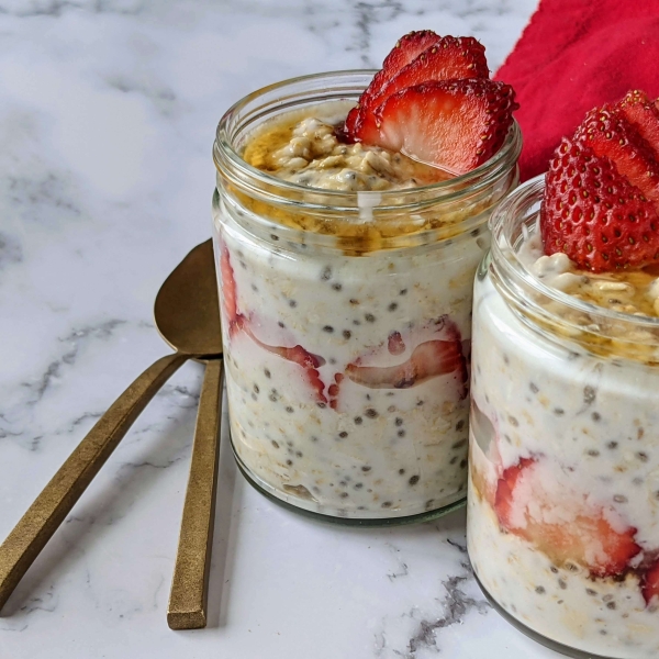 Overnight Oats with Strawberries and Greek Yogurt