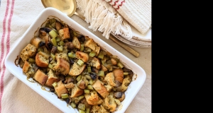 Vegan Mushroom Thanksgiving Stuffing