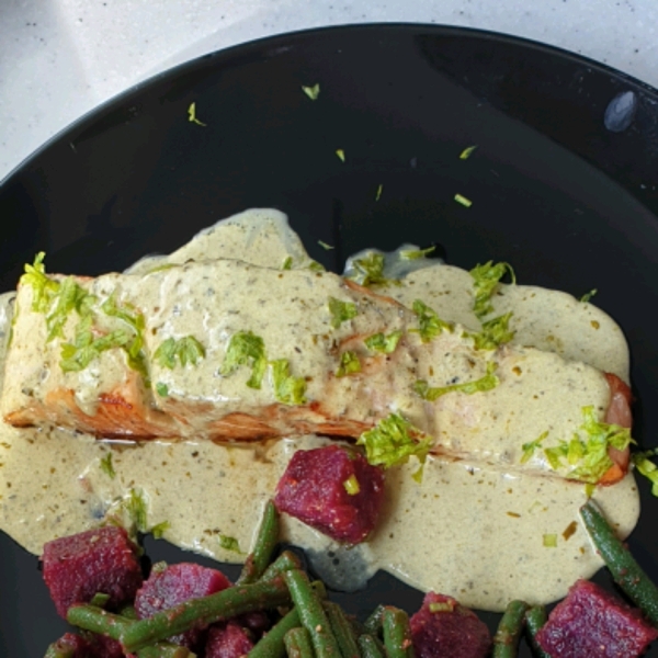 Grilled Salmon with Creamy Pesto Sauce