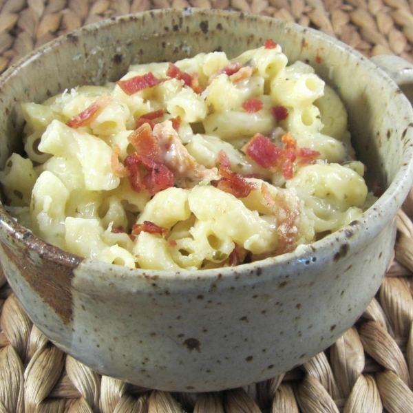 Bacon White Cheddar Pesto Mac and Cheese