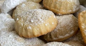 Ma'amoul (Lebanese Date Cookies)