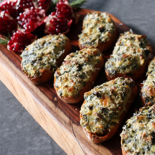 Baked Spinach and Artichoke Toasts