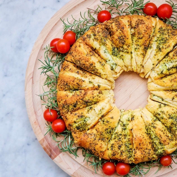 Cheesy Pesto Roll Wreath (Christmas Wreath Appetizer)