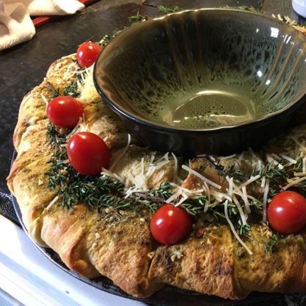 Cheesy Pesto Roll Wreath (Christmas Wreath Appetizer)