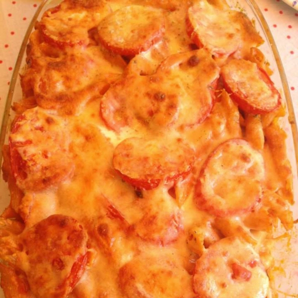 Easy Vegetarian Pasta Bake with Tomatoes and Cream Sauce