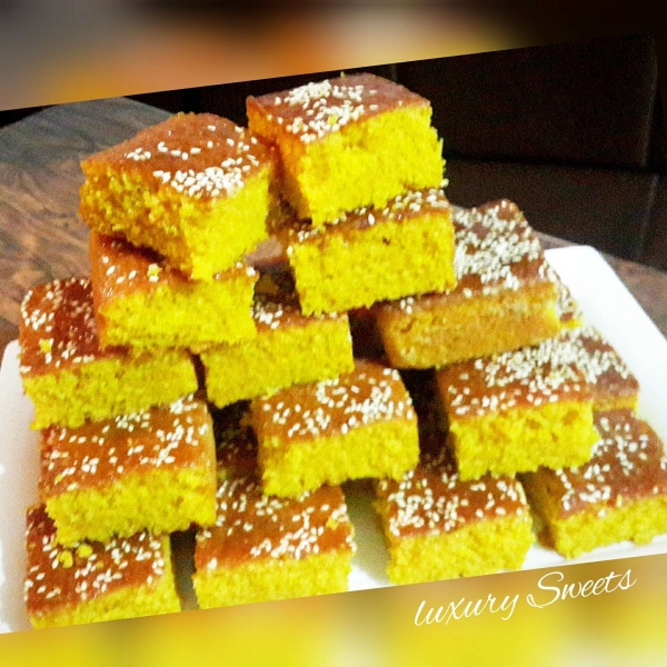 Semolina Turmeric Cake (Sfoof)