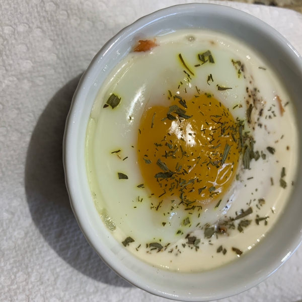 Oeufs Cocottes au Saumon (Baked Eggs with Smoked Salmon)