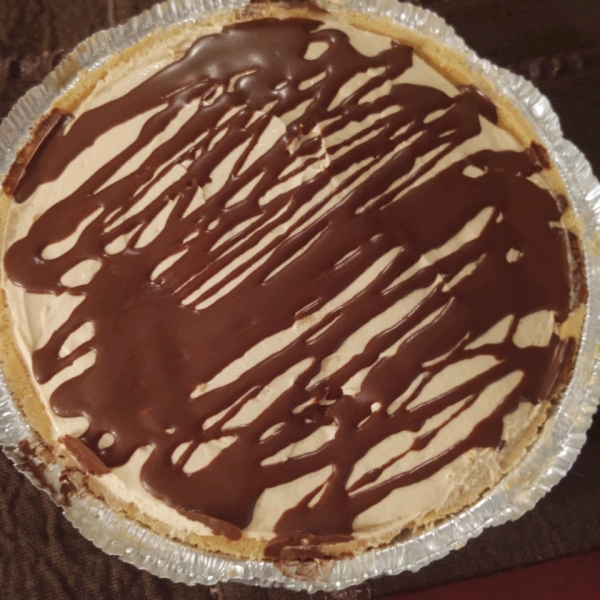 Smooth and Creamy Peanut Butter Pie