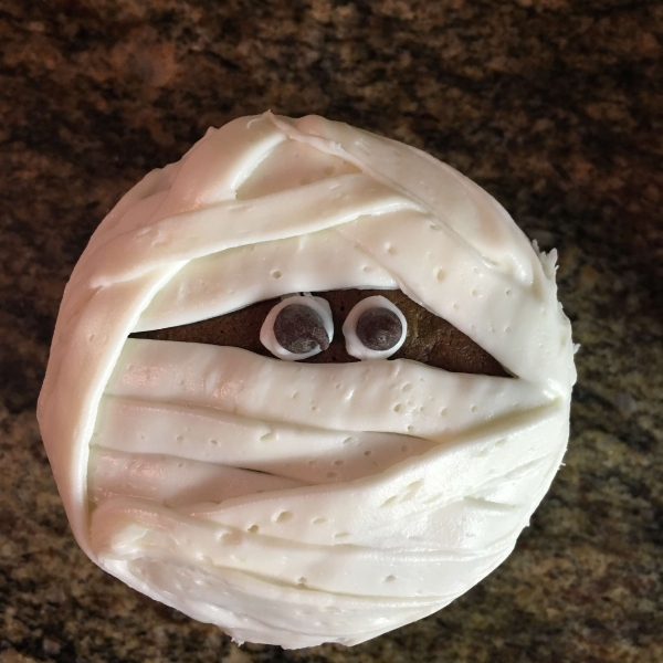 Easy Halloween Mummy Cupcakes