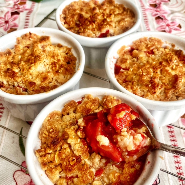 Air Fryer Strawberry Crisp