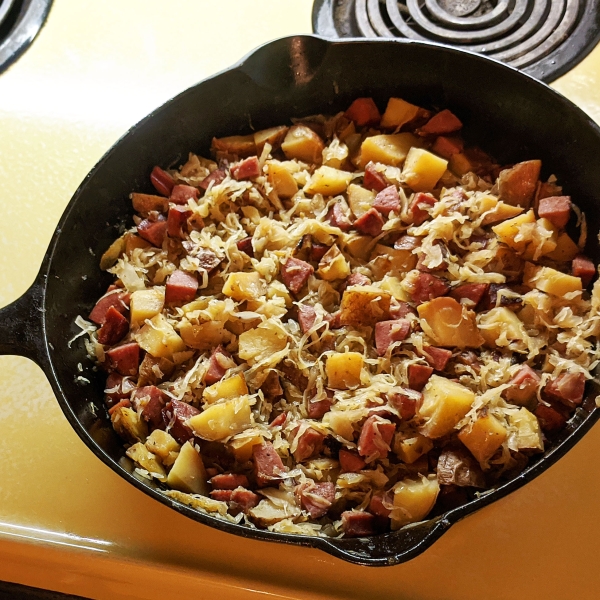 Smoked Sausage with Potatoes, Sauerkraut & Ale