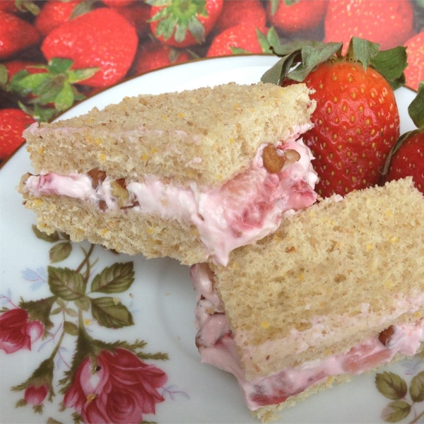 Creamy Strawberry Sandwiches